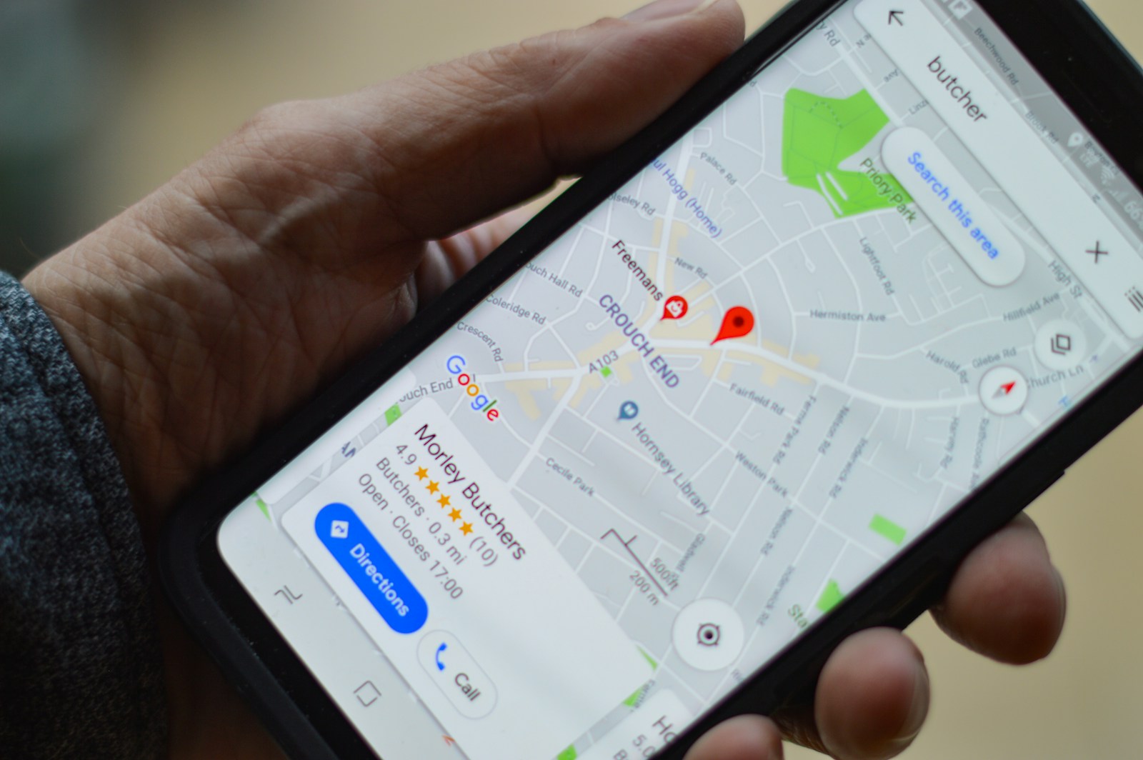 Akıllı telefon ile haritada yerel işletme arayan kişi