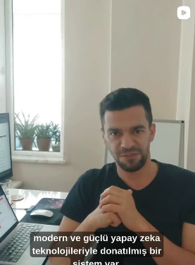 Ofisinde masasında oturup kameraya konuşan DMT Dijital kurucusu